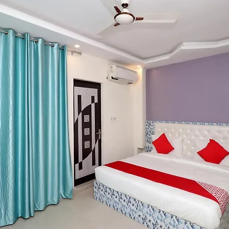 Oyo 25130 Hotel Royal Inn